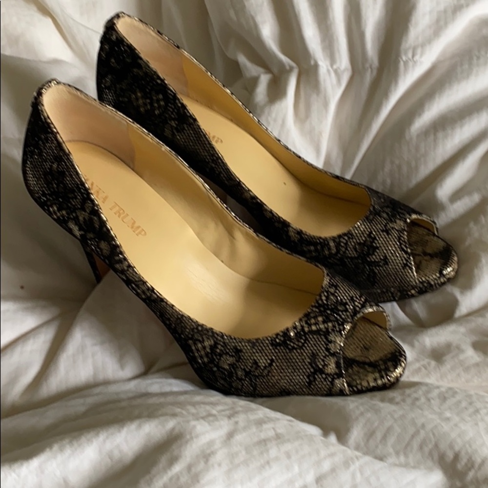 Lace heels in gold/nude and black